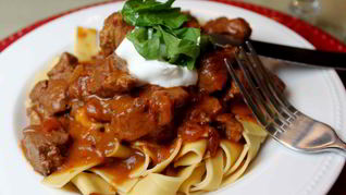 Гуляш с макаронами