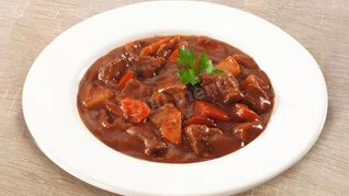 Гуляш с овощами в соусе Демиглас