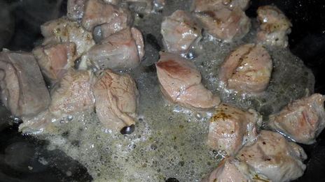 гуляш телячий в томатном соусе