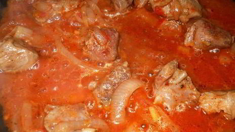 гуляш телячий в томатном соусе