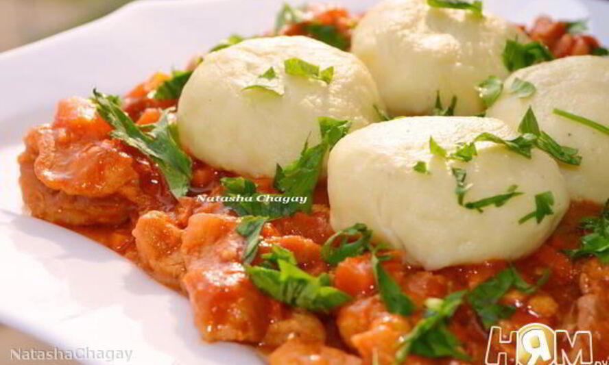 Рецепт картофельных клецек с гуляшом из свинины