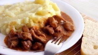 Мясной гуляш с подливкой и картофельным пюре