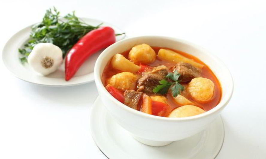 Рецепт супа-гуляша с сырными клецками