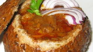 Суп-гуляш в хлебе