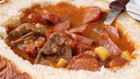 суп-гуляш в хлебе