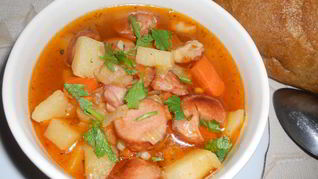 Сытный гуляш с сосисками и грудинкой