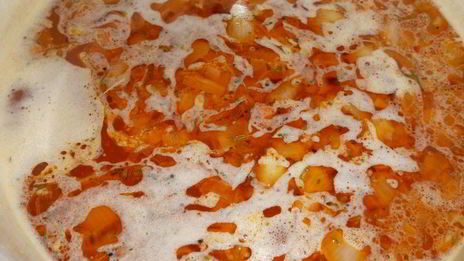 сытный гуляш с сосисками и грудинкой