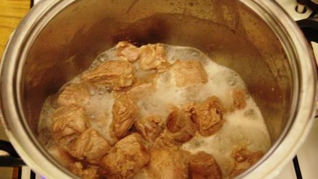 томленый в сельдерее гуляш с булгуром