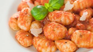 Картофельные клецки с помидорами