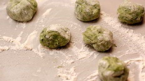 картофельные клецки со шпинатом