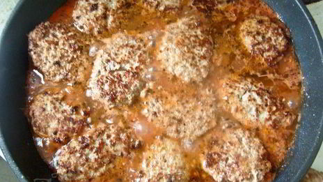 кабачково-мясные котлеты в томатном соусе