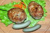 Котлеты из фарша с маринованными огурчиками