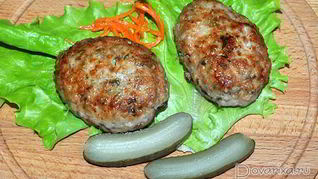 Котлеты из фарша с маринованными огурчиками