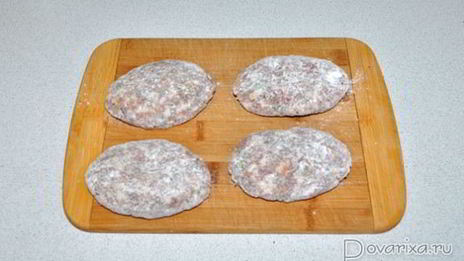 котлеты из фарша с маринованными огурчиками