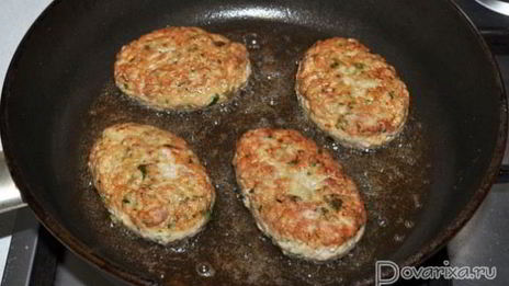 котлеты из фарша с маринованными огурчиками