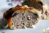 Котлеты под шампиньонами и сливочной заливкой