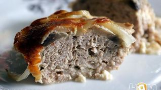 Котлеты под шампиньонами и сливочной заливкой