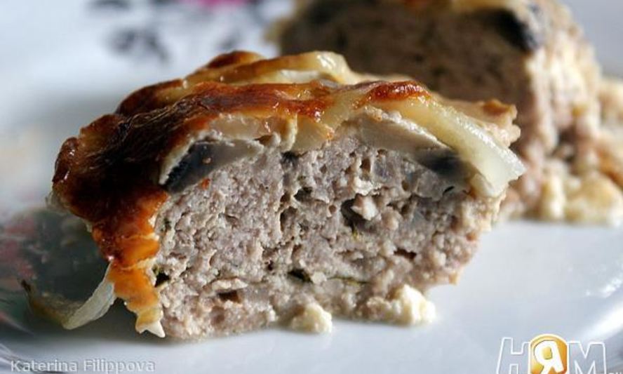 Рецепт котлет под шампиньонами и сливочной заливкой