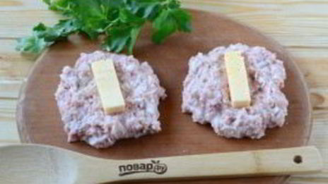 котлеты под шубой с помидорами и сыром