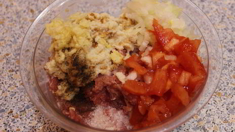 котлеты с помидорами и сыром