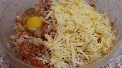 котлеты с помидорами и сыром