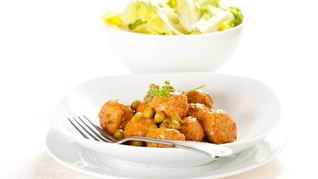 Куриные котлетки в винном соусе с грибами и горошком