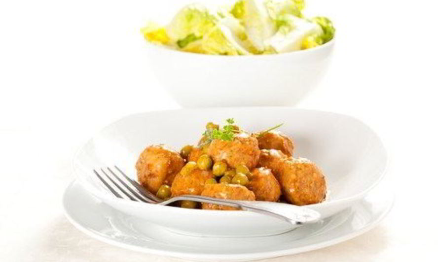 Рецепт куриных котлеток в винном соусе с грибами и горошком