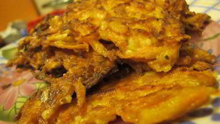 Морковные котлеты с пармезаном, чесноком и пряными травками