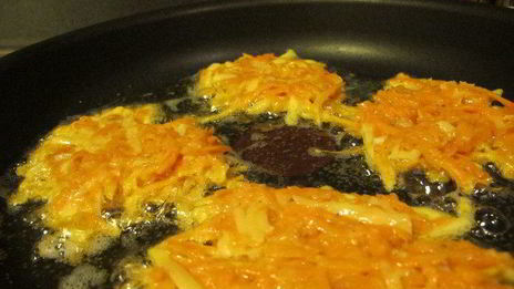 морковные котлеты с пармезаном, чесноком и пряными травками