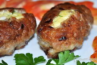 Мясные котлеты с пикантной начинкой