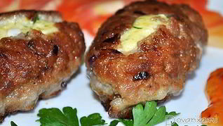 Мясные котлеты с пикантной начинкой