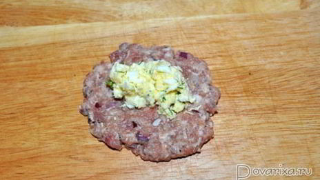 мясные котлеты с пикантной начинкой