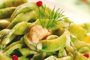 Лапша из шпината с соусом