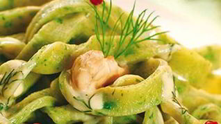 Лапша из шпината с соусом