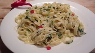 Лапша под соусом Горгонзола со шпинатом