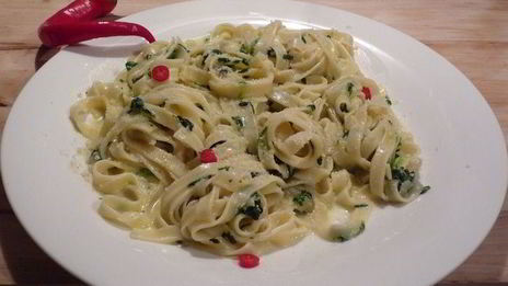 лапша под соусом горгонзола со шпинатом