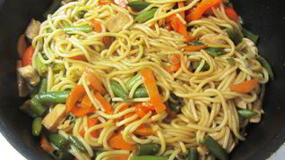 Лапша с курицей, овощами и соевым соусом