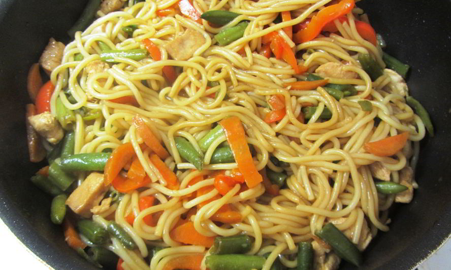 Рецепт лапши с курицей, овощами и соевым соусом