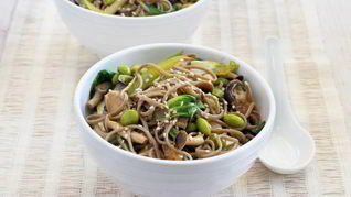 Лапша собу с овощами и курицей