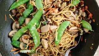 Лапша вок с курицей и овощами