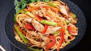 Лапша вок в кисло-сладком соусе