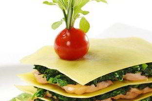 Лазанья из лосося, креветок и шпината