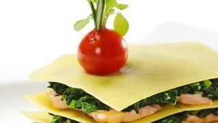 Лазанья из лосося, креветок и шпината