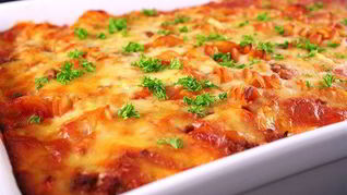 Лазанья с феттучини, фрикадельками, томатами и сыром