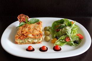 Лазанья с курицей, рикоттой и соусом песто