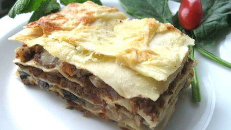 лазанья с рагу болоньезе, грибами и моцареллой