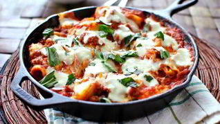 Мясная лазанья в сковороде