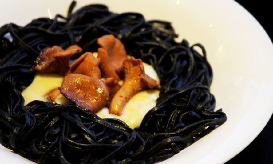 Рецепт черной пасты с грибами и соусом бешамель