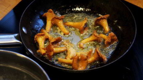 черная паста с грибами и соусом бешамель