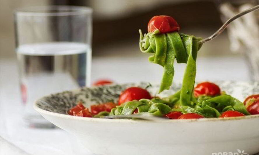 Рецепт домашней пасты со шпинатом и томатами